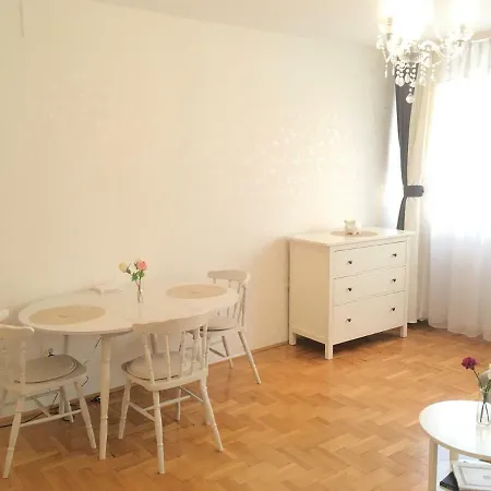 Apartment Pretty, Friendly Flat Close To Airport