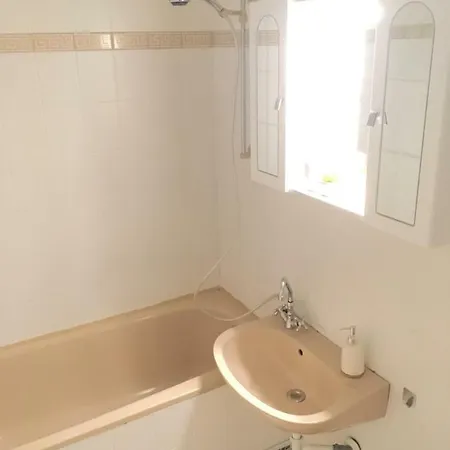 Pretty, Friendly Flat Close To Airport *